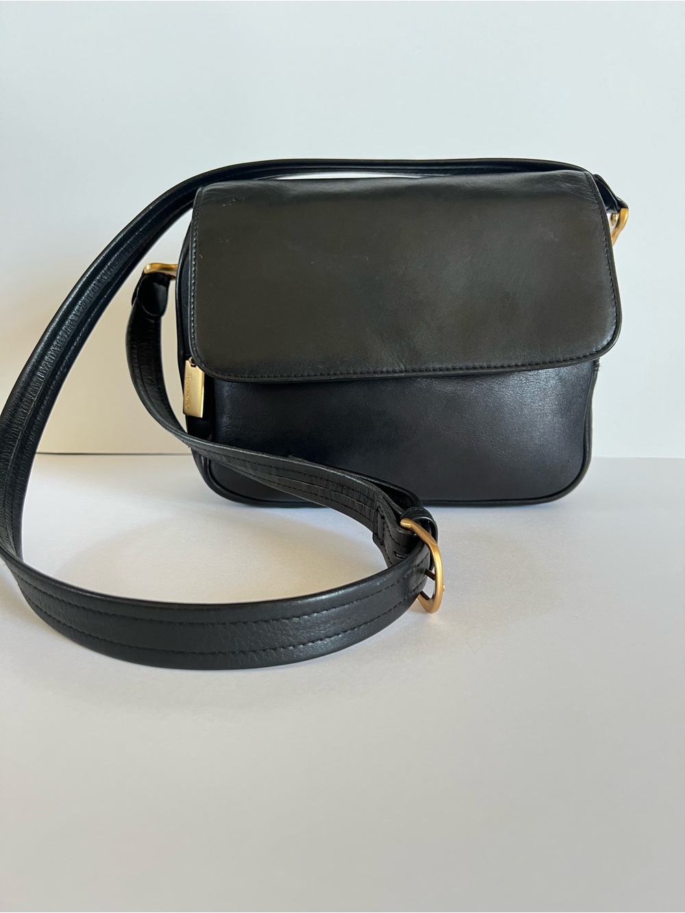 VTG Tignanello Classic Black Smooth Leather Crossbody Bag Quiet Luxury